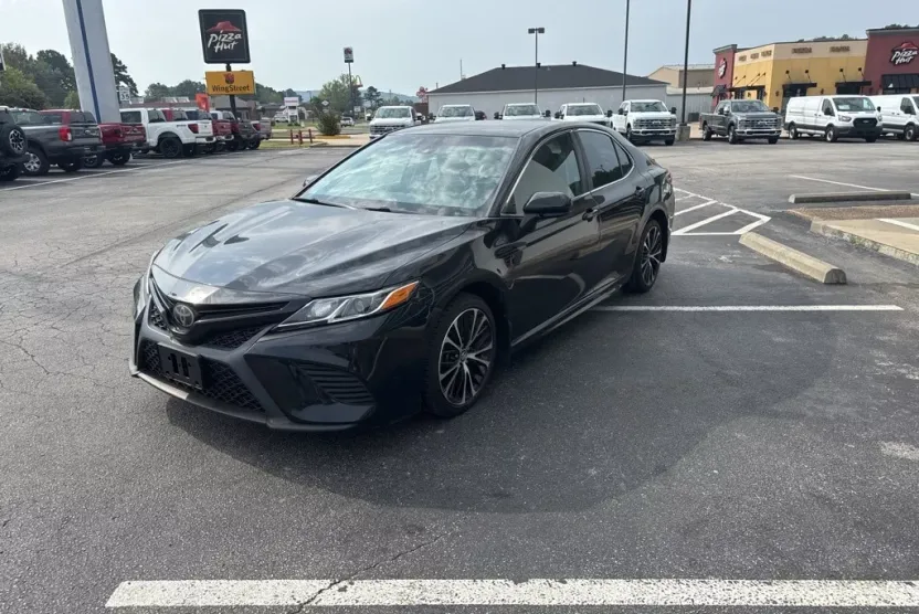 2018 Toyota Camry SE photo 1