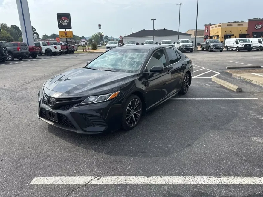 2018 Toyota Camry SE photo 1