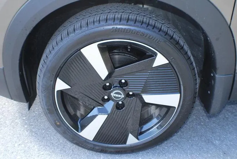 2025 Nissan Kicks SR photo 1