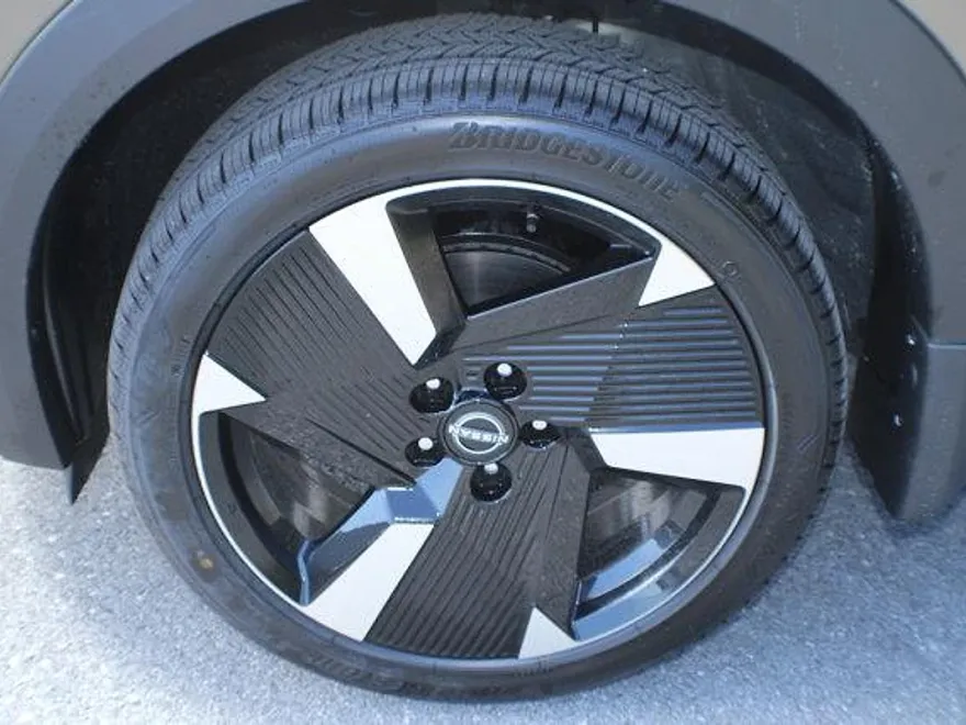2025 Nissan Kicks SR photo 1