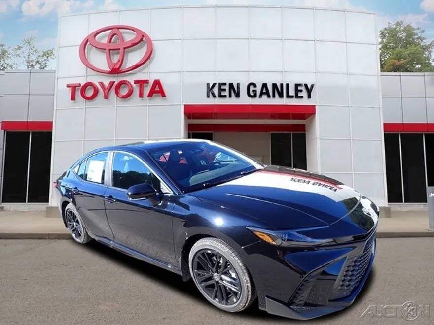 2025 Toyota Camry SE photo 1