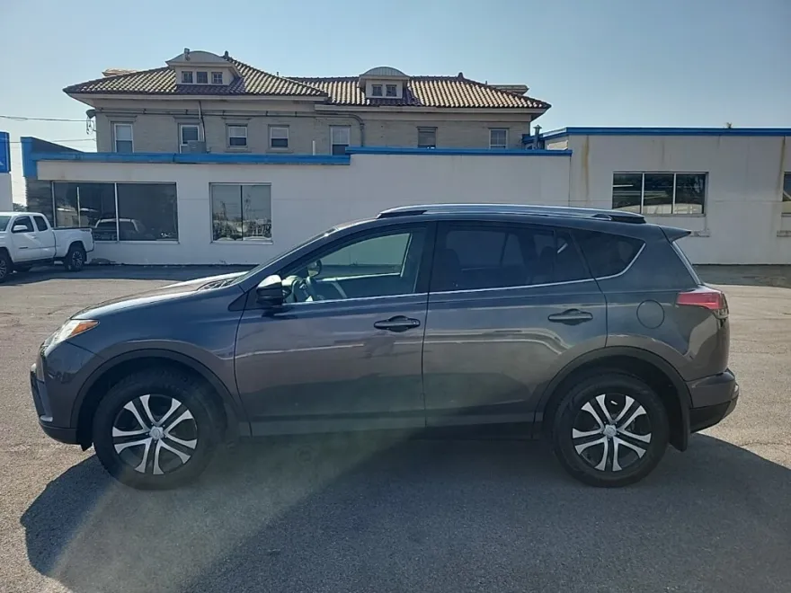 2018 Toyota RAV4 LE photo 1
