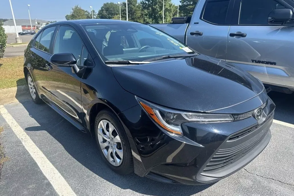 2024 Toyota Corolla LE photo 1