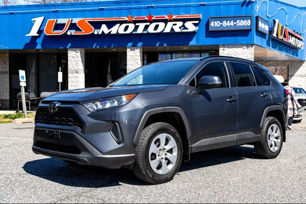 2019 Toyota RAV4 LE photo 1