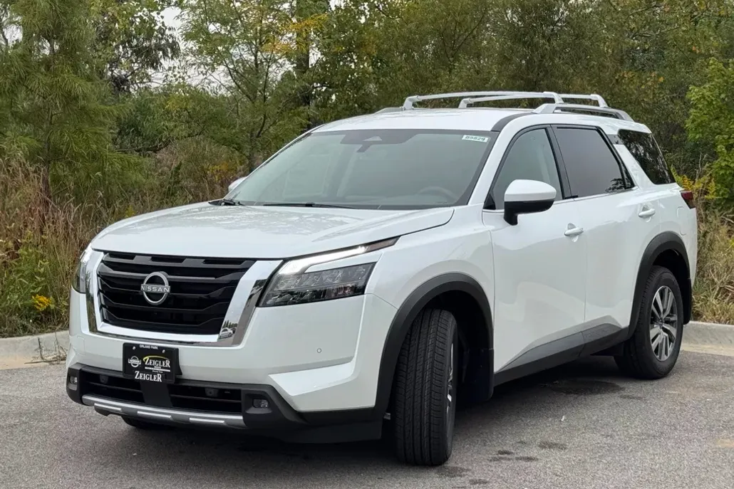 2025 Nissan Pathfinder SL photo 1