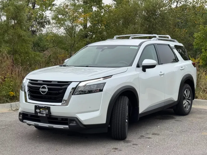 2025 Nissan Pathfinder SL photo 1