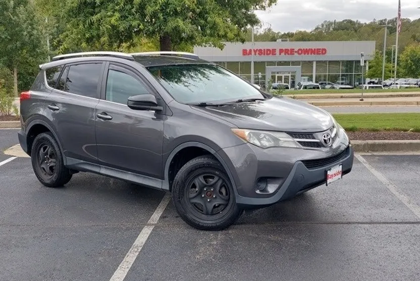2015 Toyota RAV4 LE photo 1