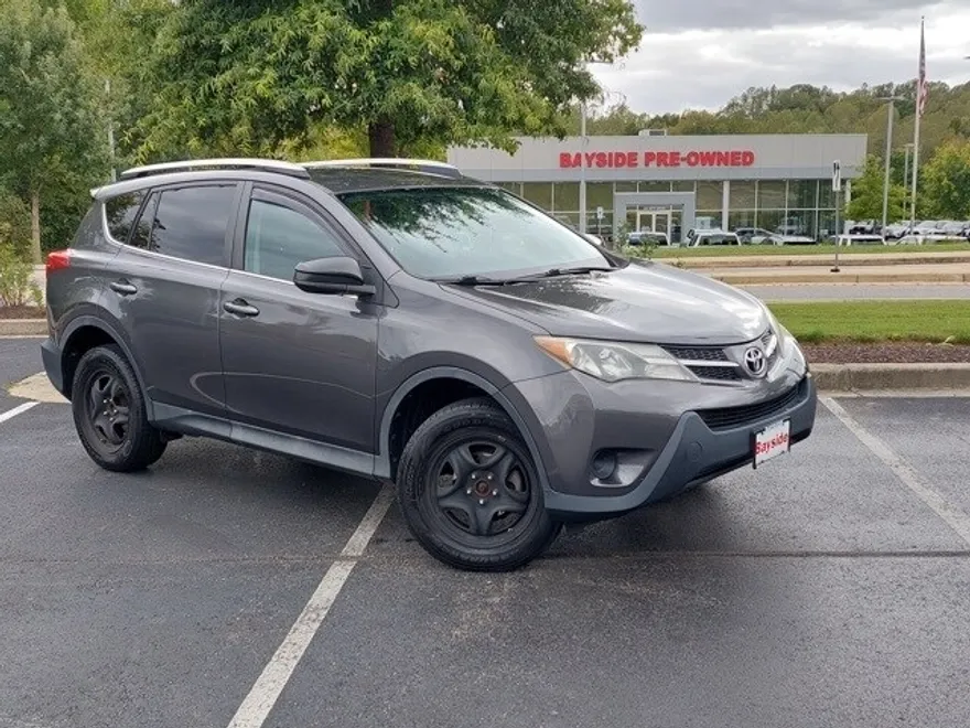 2015 Toyota RAV4 LE photo 1