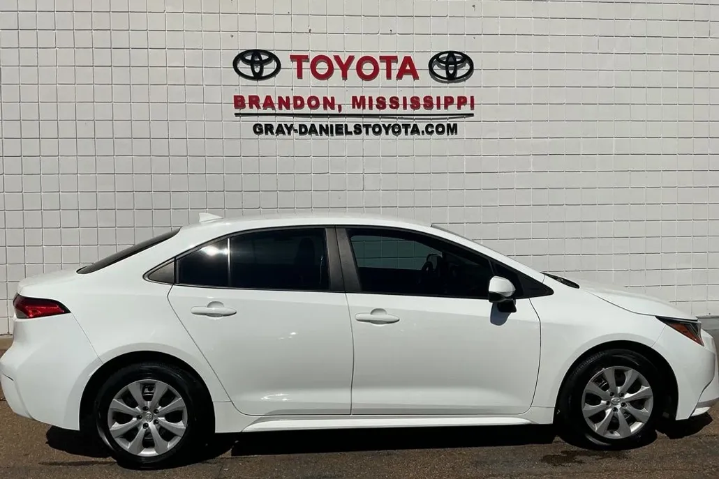 2024 Toyota Corolla LE photo 1