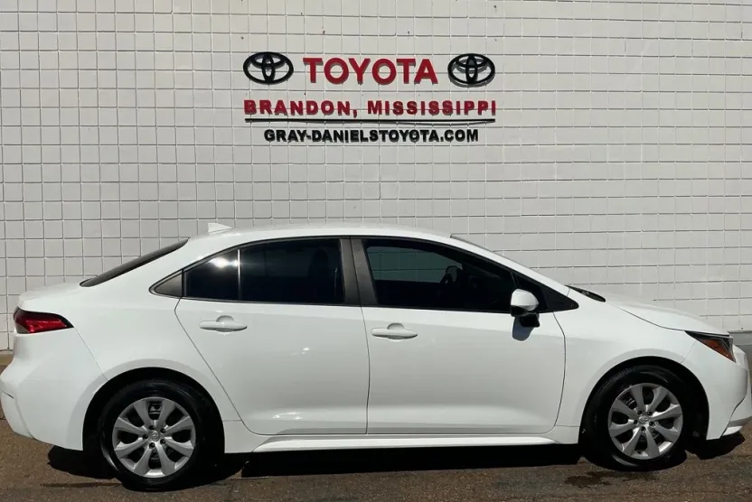 2024 Toyota Corolla LE photo 1