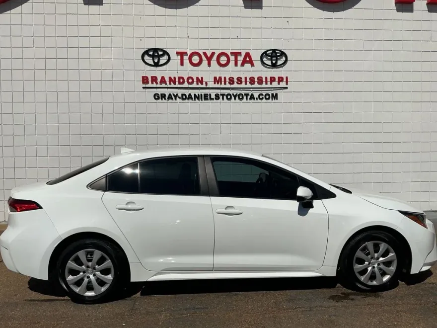 2024 Toyota Corolla LE photo 1