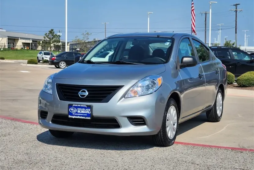 2014 Nissan Versa 1.6 S photo 1