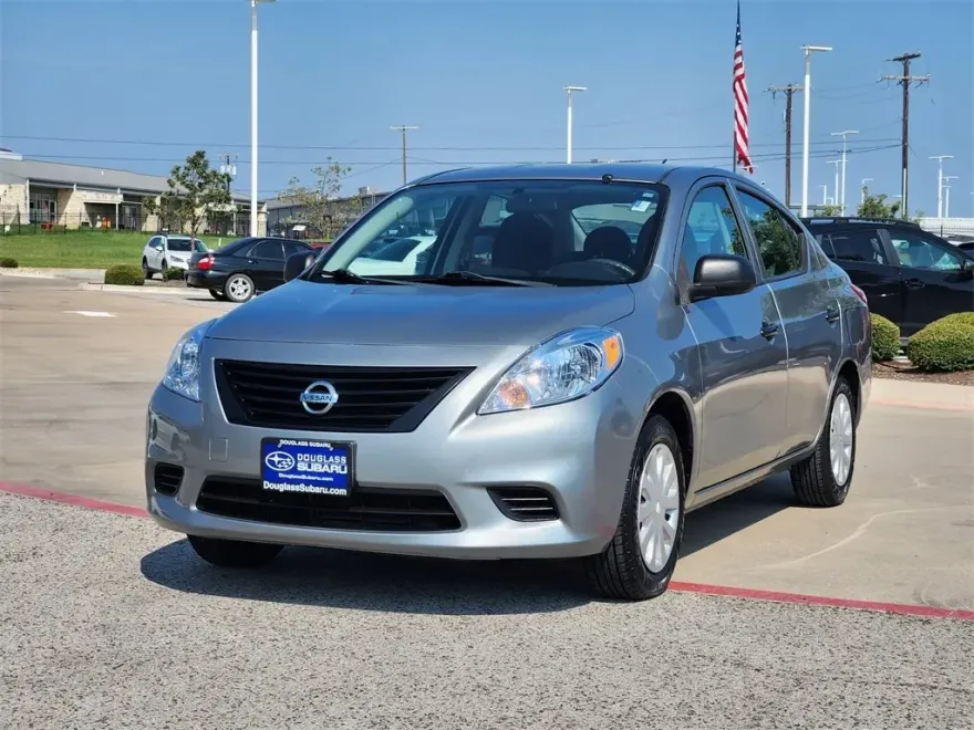 2014 Nissan Versa 1.6 S photo 1