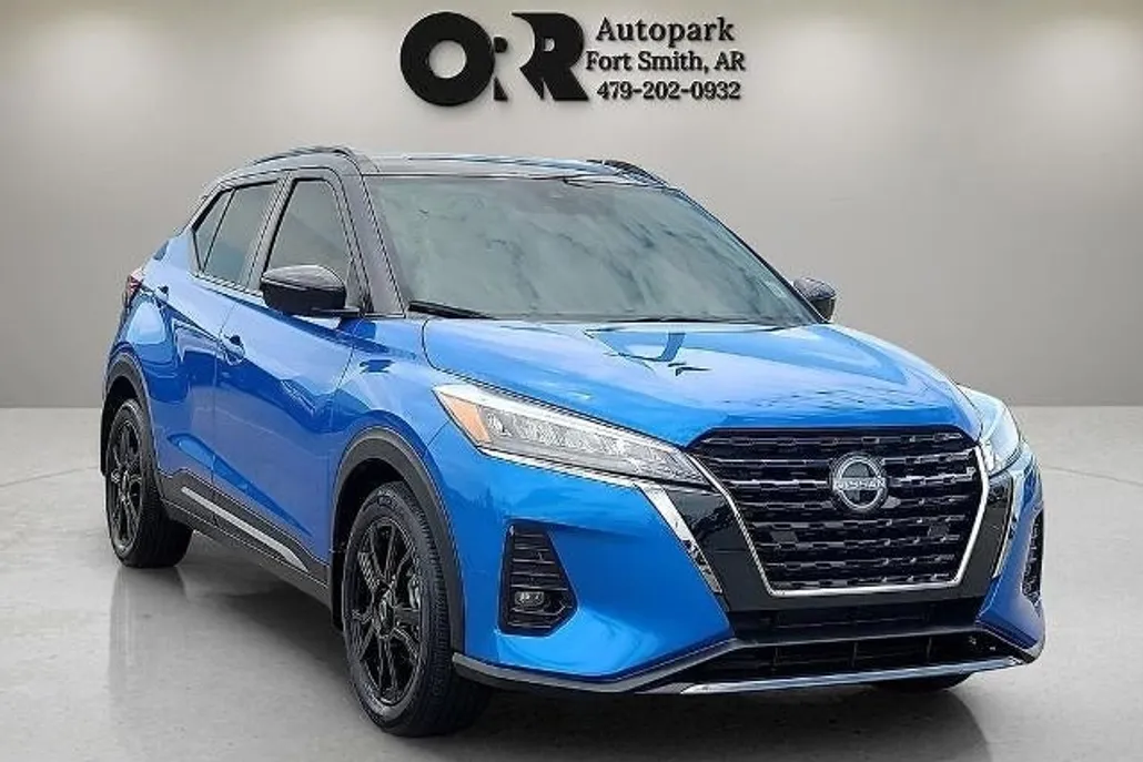 2023 Nissan Kicks SR photo 1