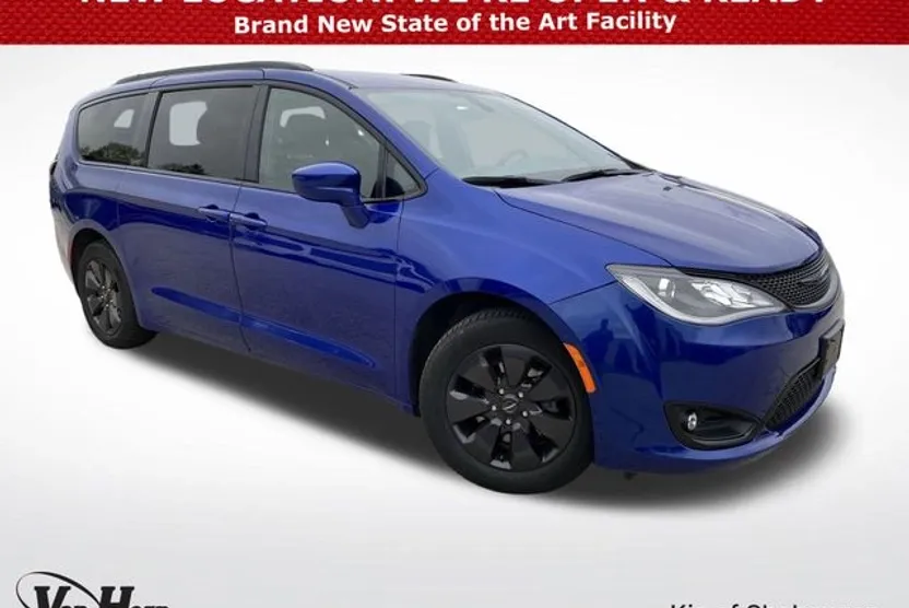 2020 Chrysler Pacifica Touring L photo 1
