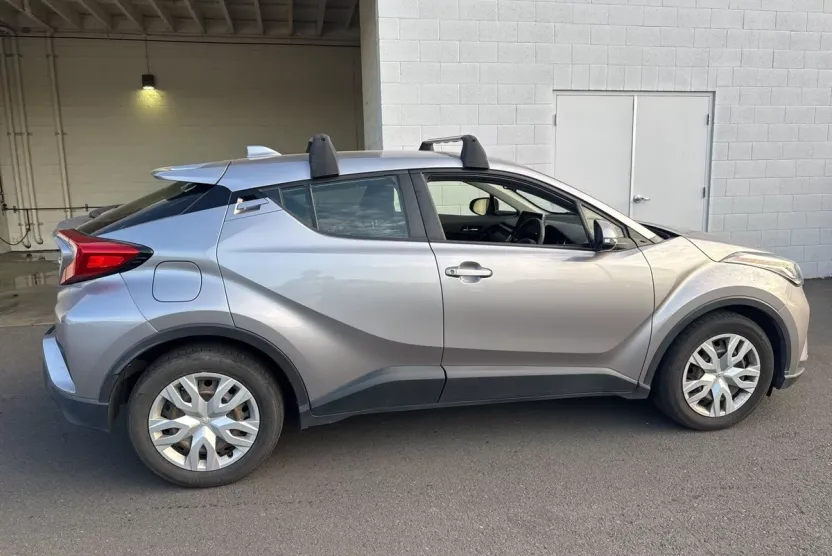 2020 Toyota C-HR LE photo 1