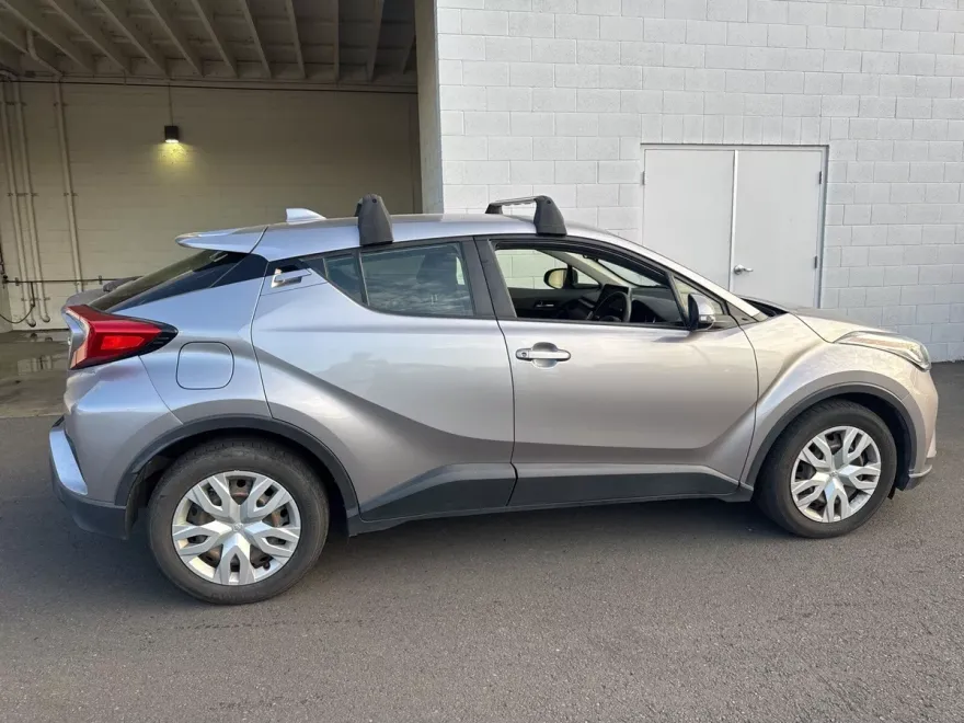 2020 Toyota C-HR LE photo 1