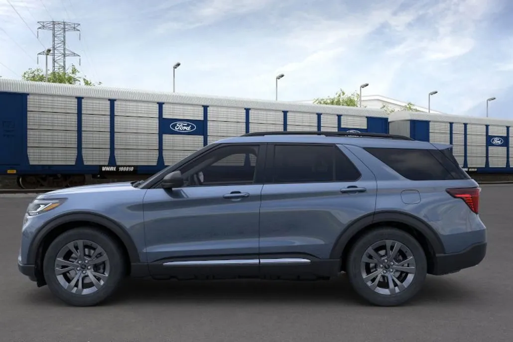 2025 Ford Explorer photo 1