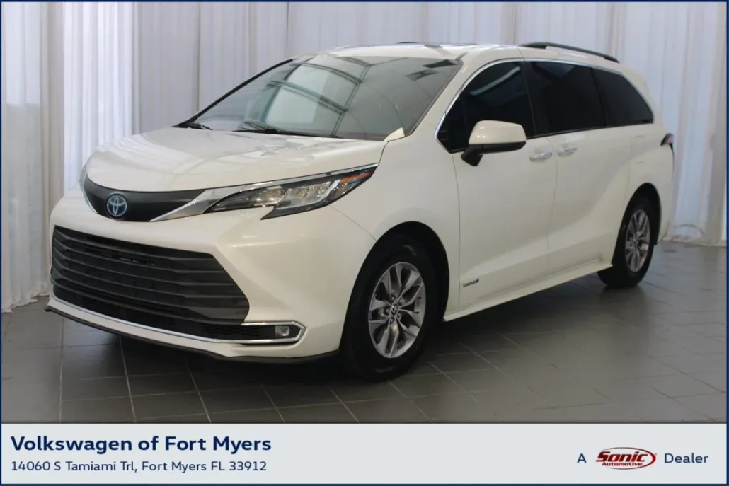 2021 Toyota Sienna XLE photo 1