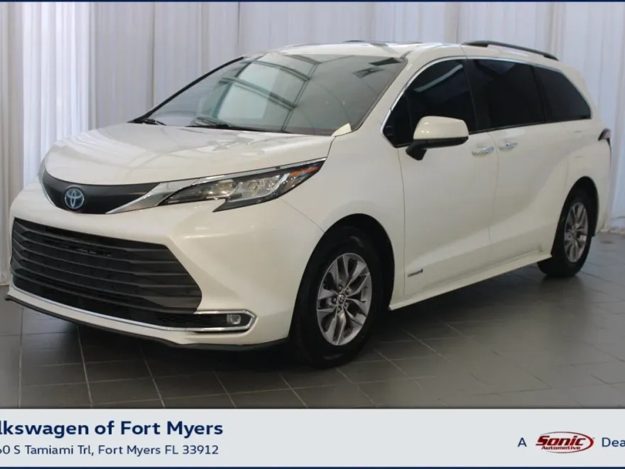 2021 Toyota Sienna XLE photo 1