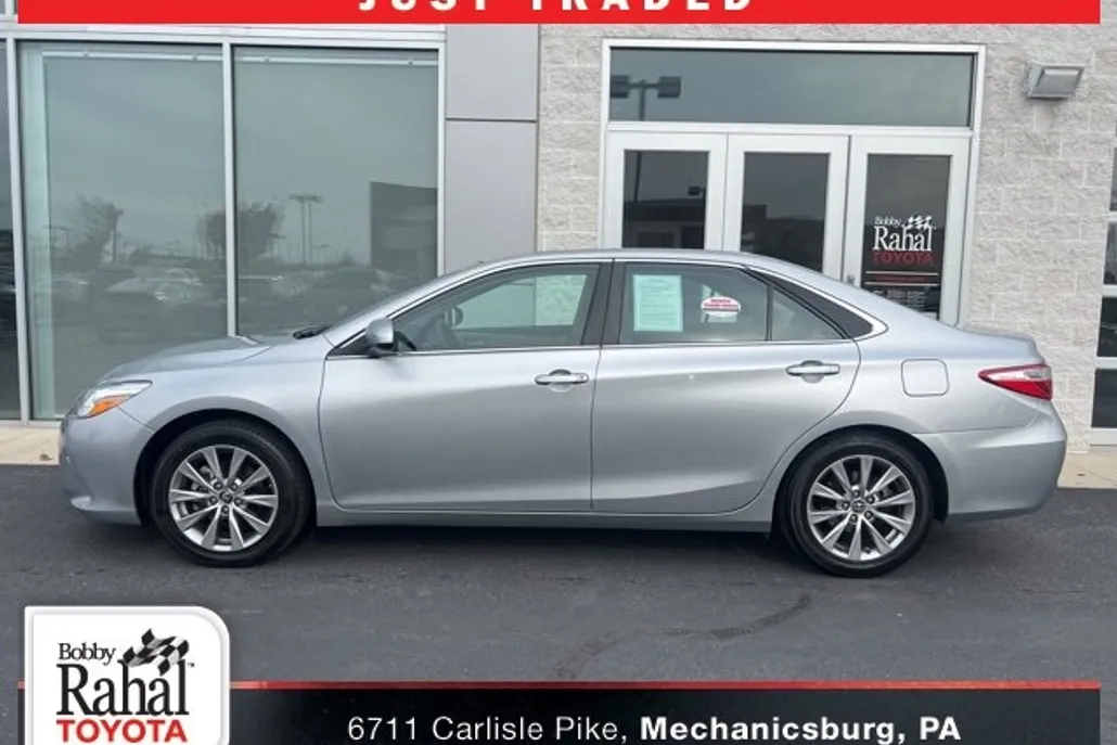 2017 Toyota Camry XLE photo 1