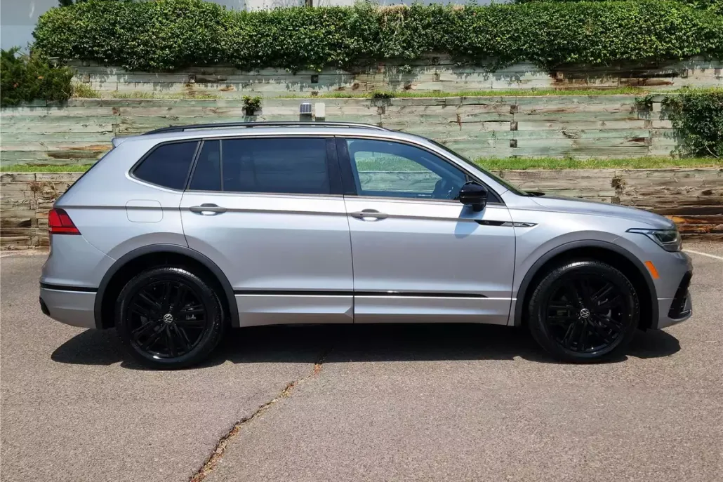 2022 Volkswagen Tiguan SE R-Line Black photo 1