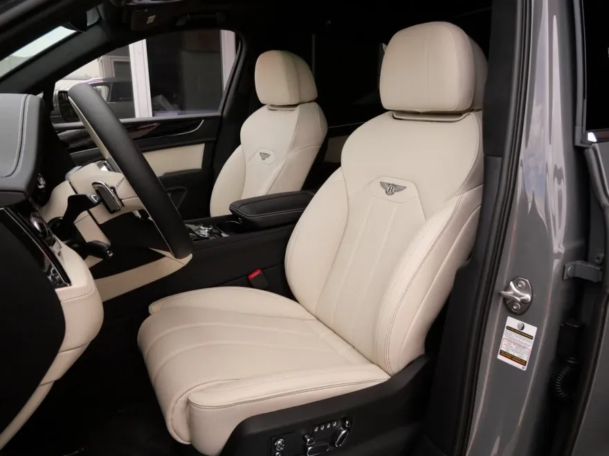 2025 Bentley Bentayga V8 photo 1