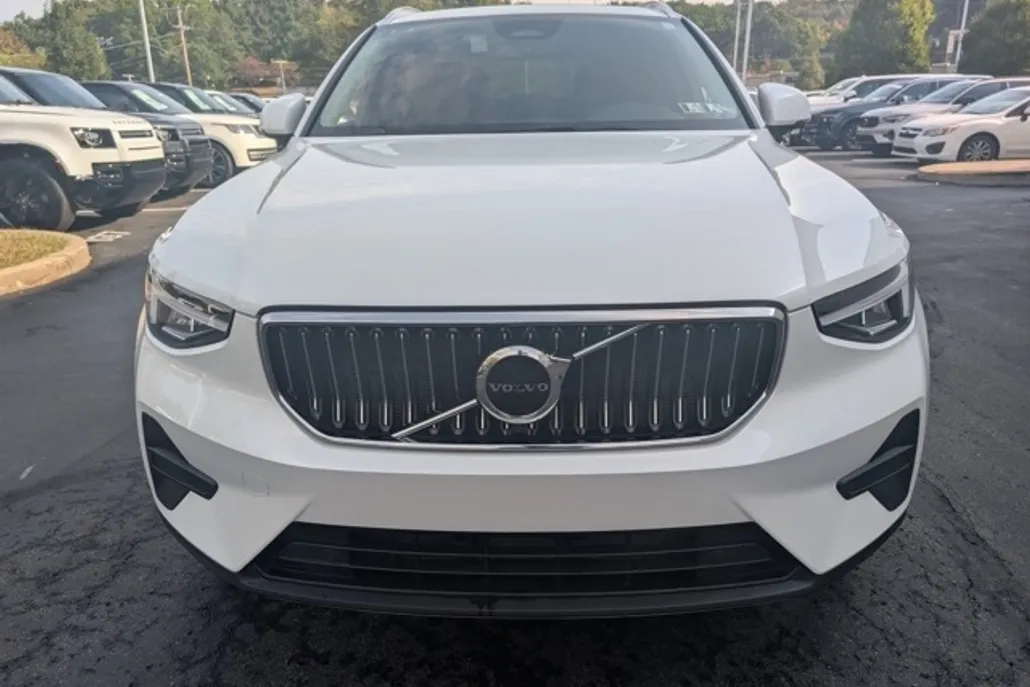 2025 Volvo XC40 Core photo 1