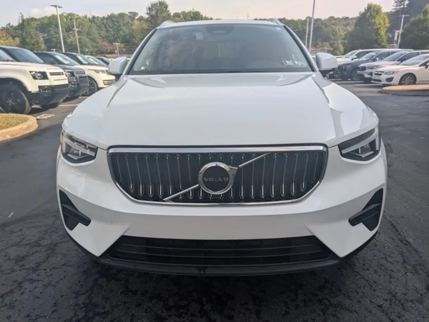 2025 Volvo XC40 Core photo 1