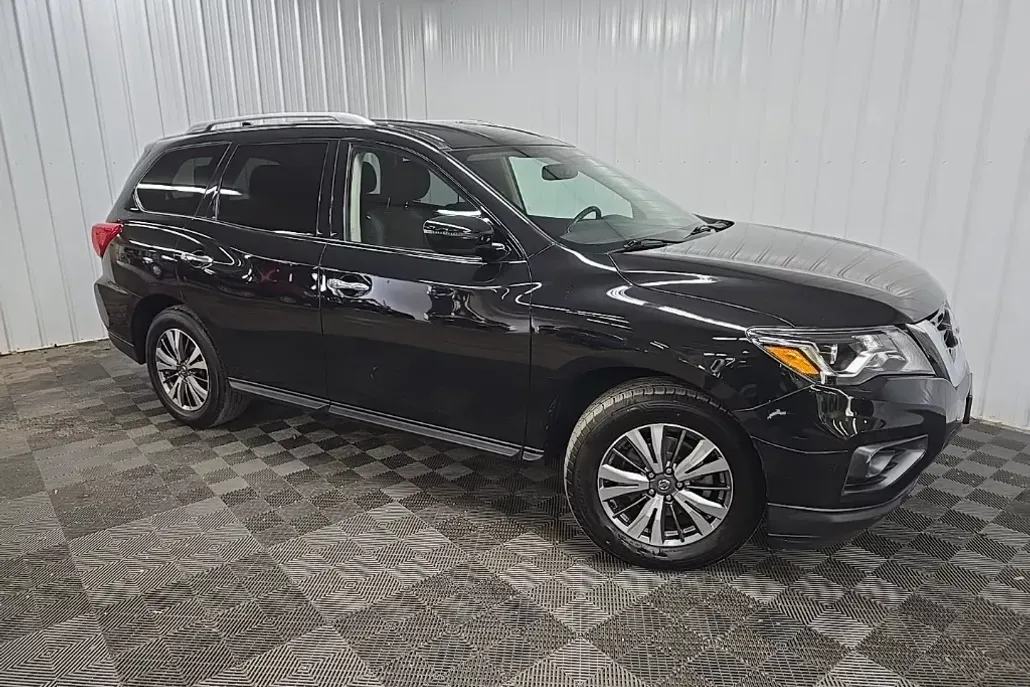 2020 Nissan Pathfinder SV photo 1