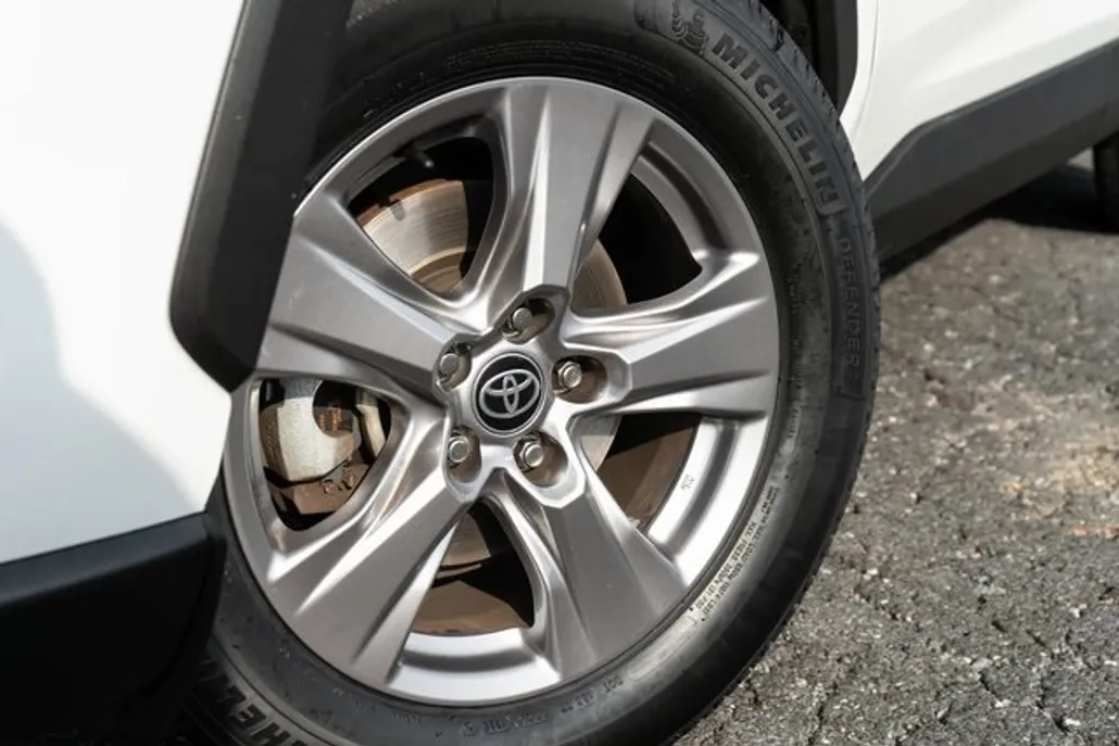 2023 Toyota RAV4 XLE photo 1