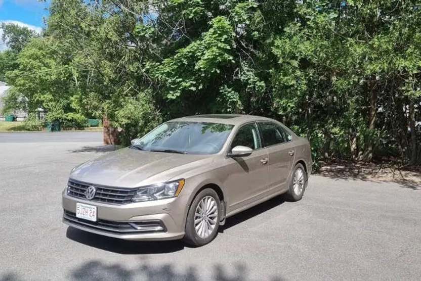 2016 Volkswagen Passat TDI SE photo 1