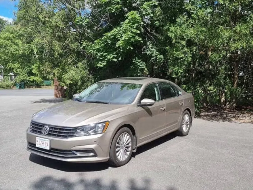 2016 Volkswagen Passat TDI SE photo 1