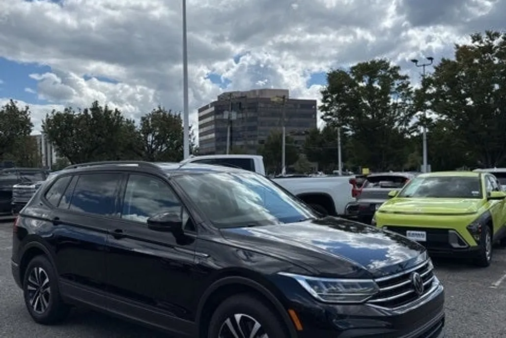 2023 Volkswagen Tiguan S photo 1