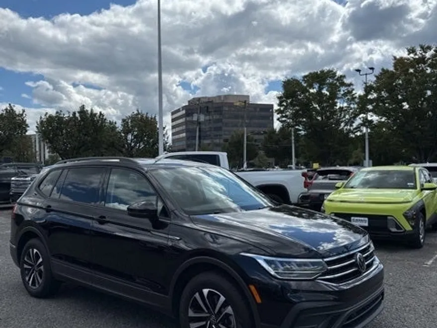 2023 Volkswagen Tiguan S photo 1