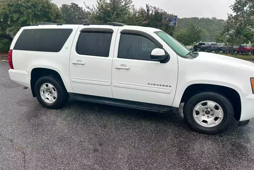 2014 Chevrolet Suburban LT photo 1