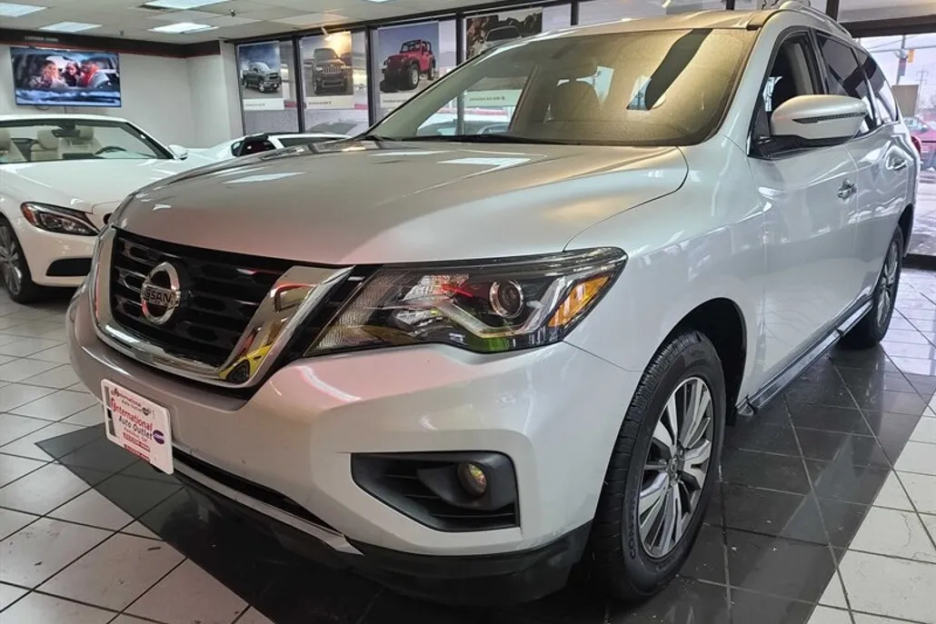 2017 Nissan Pathfinder SV photo 1