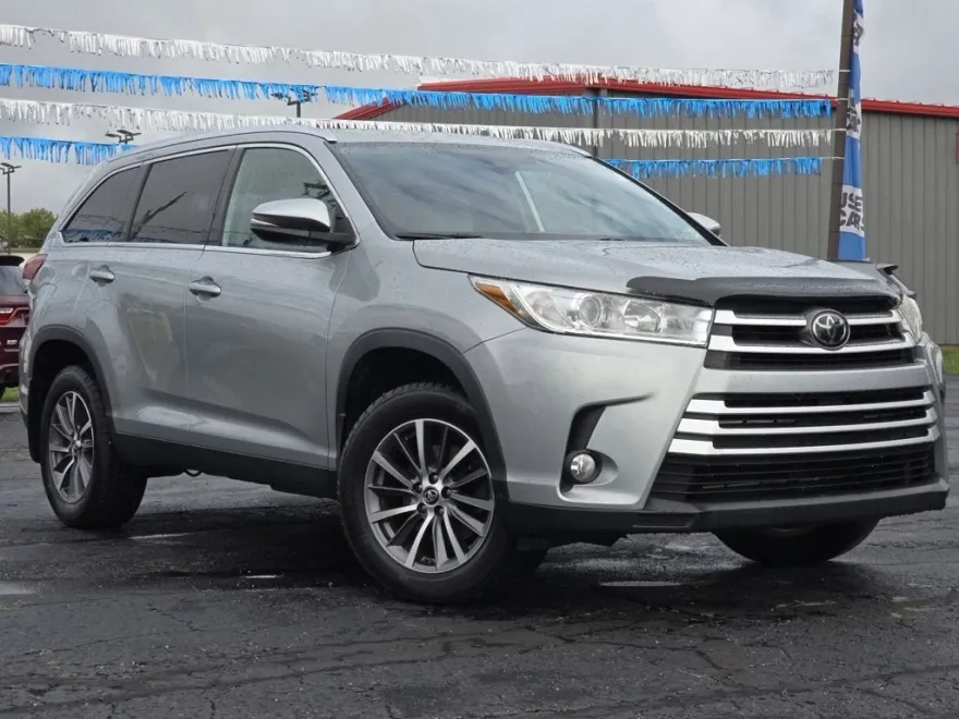 2019 Toyota Highlander SE photo 1
