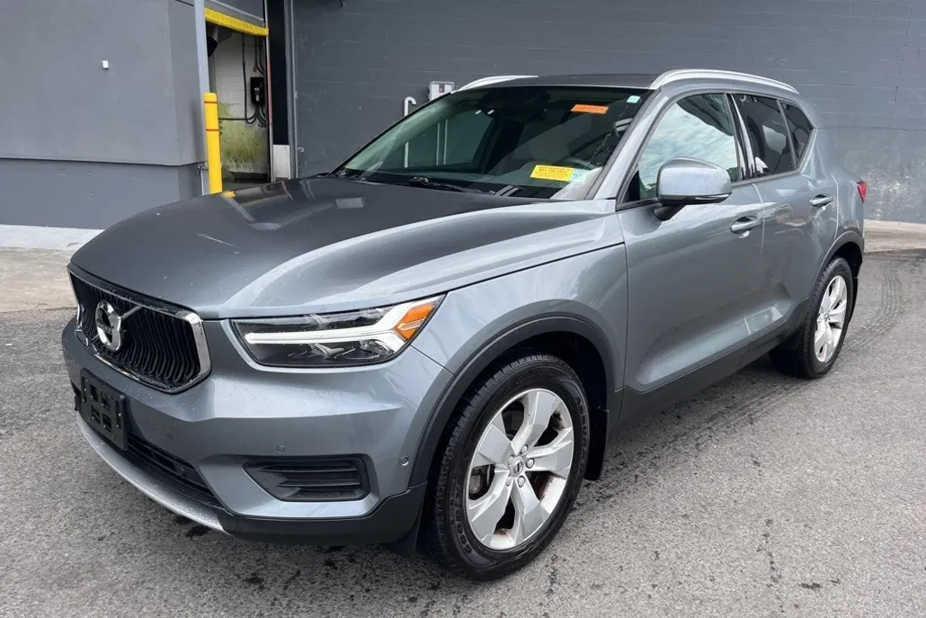 2019 Volvo XC40 T5 Momentum photo 1