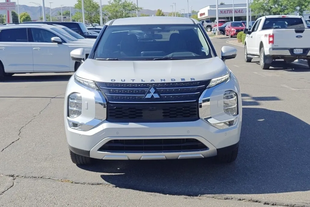 2025 Mitsubishi Outlander PHEV photo 1