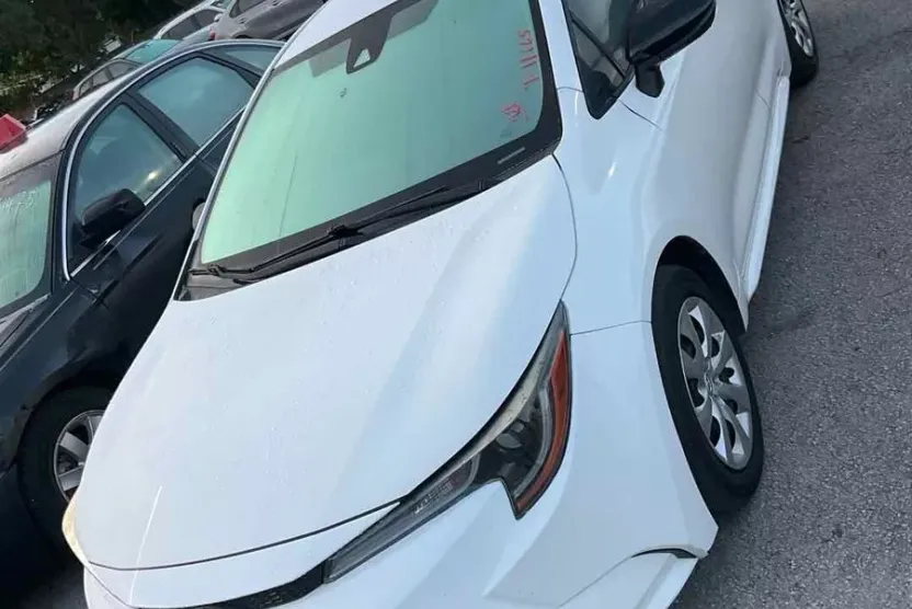 2020 Toyota Corolla LE photo 1
