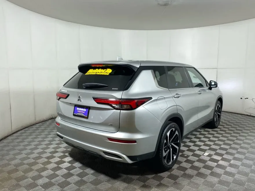 2024 Mitsubishi Outlander SE photo 1