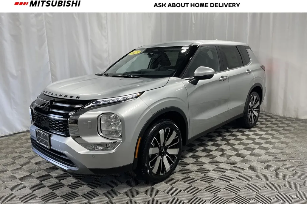 2025 Mitsubishi Outlander SE photo 1