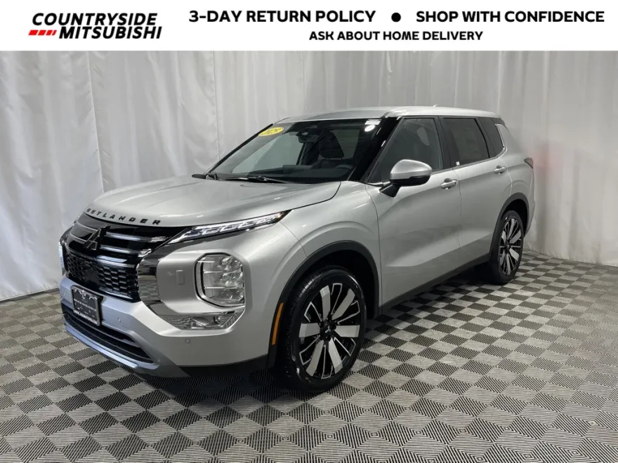 2025 Mitsubishi Outlander SE photo 1