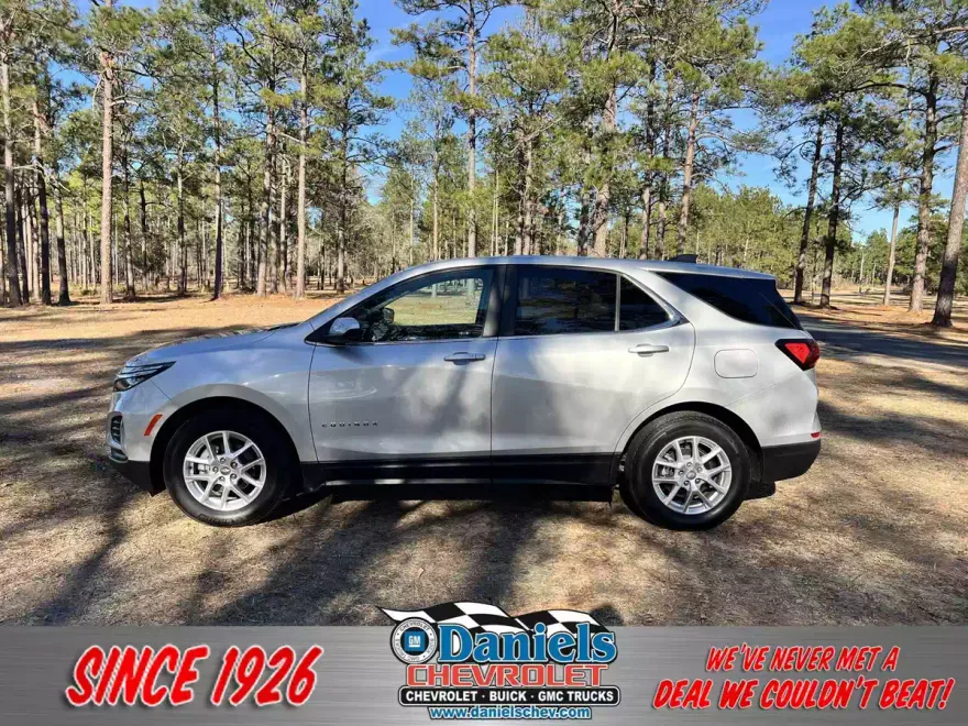 2022 Chevrolet Equinox LT photo 1