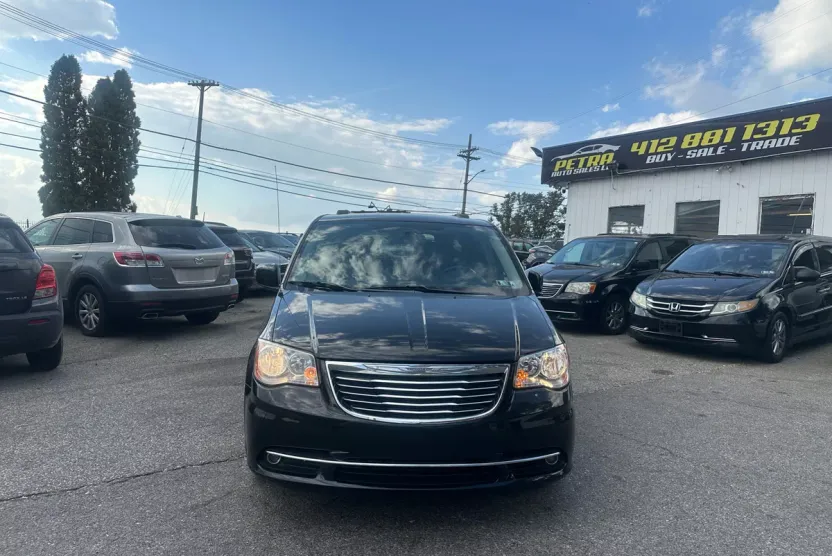 2012 Chrysler Town & Country Touring photo 1