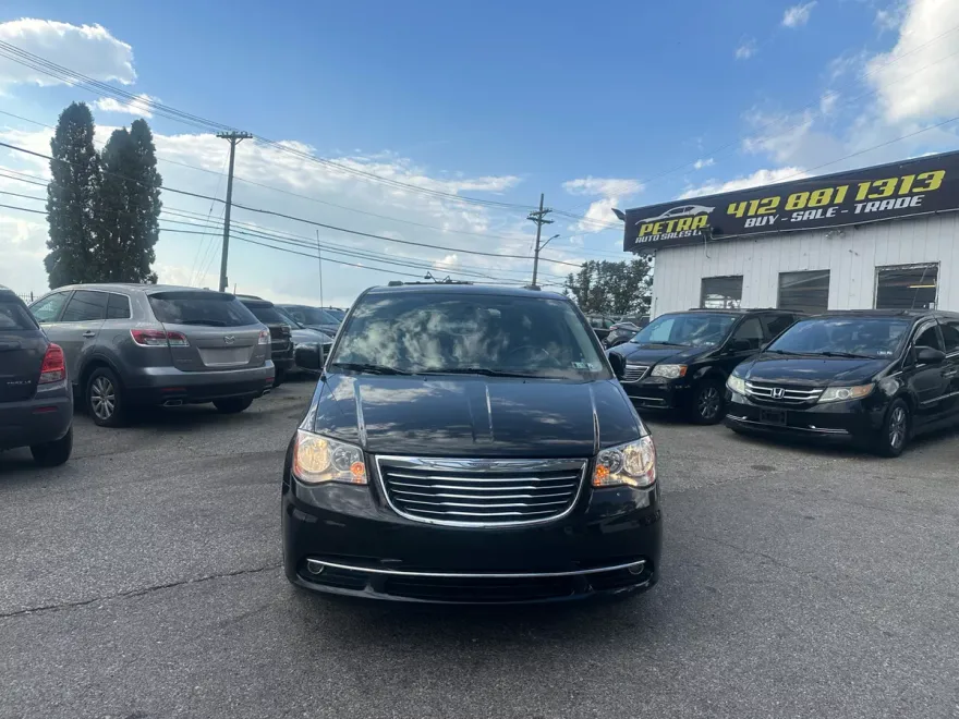 2012 Chrysler Town & Country Touring photo 1