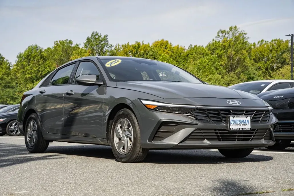 2025 Hyundai Elantra SE photo 1