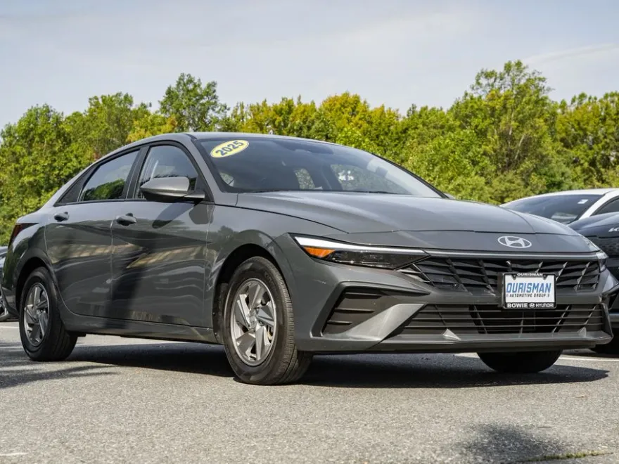 2025 Hyundai Elantra SE photo 1