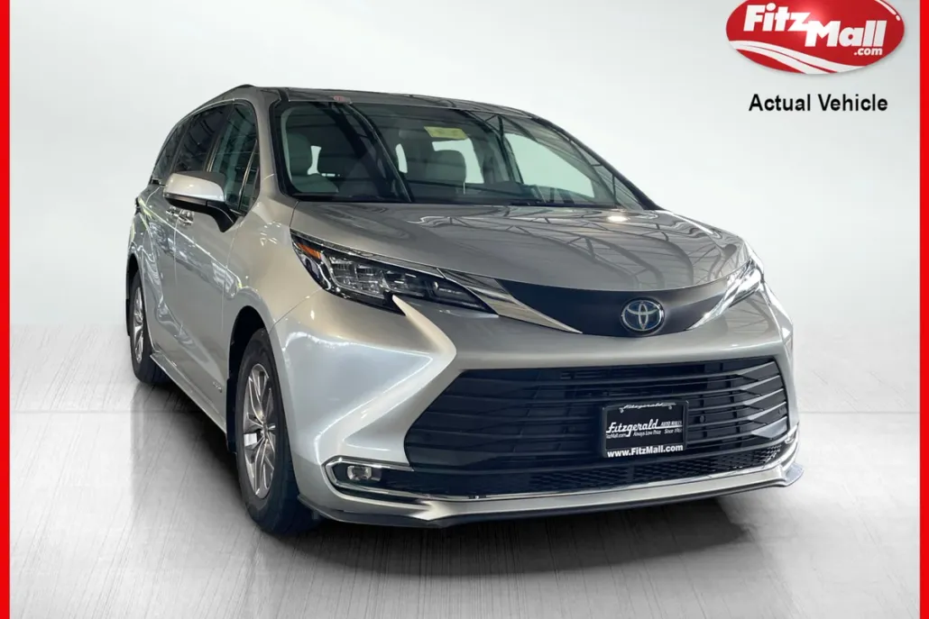 2021 Toyota Sienna XLE photo 1